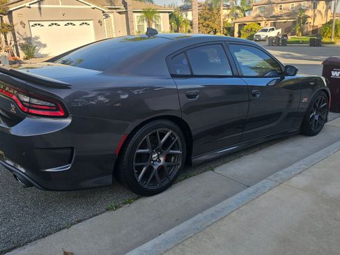 Used 2016 Dodge Charger R/T Scat Pack w/ Technology Group image 2