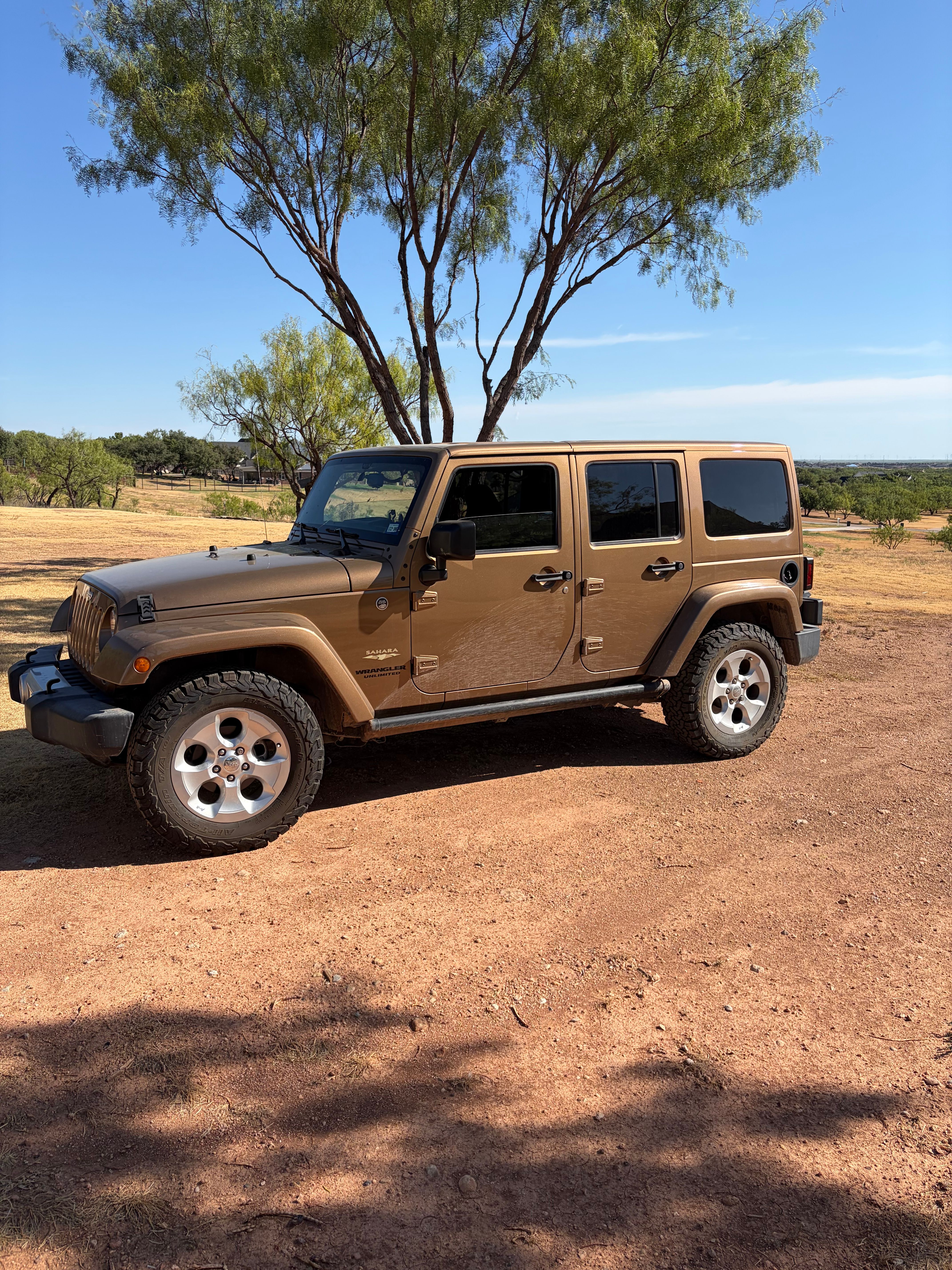 Used 2015 Jeep Wrangler Unlimited Sahara w/ Connectivity Group AWD/4WD image 1