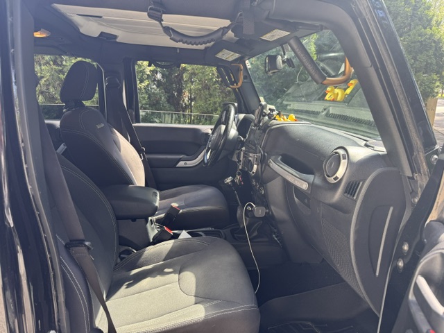 Used 2016 Jeep Wrangler Unlimited Sahara w/ Dual Top Group AWD/4WD image 10