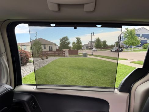 Used 2013 Chrysler Town & Country Touring FWD image 11