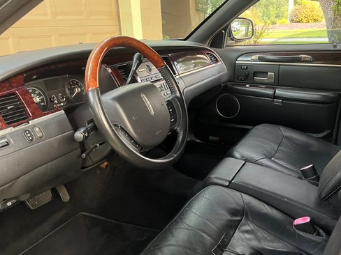Used 2011 Lincoln Town Car Signature Limited RWD image 10
