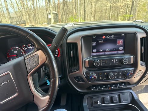 Used 2015 GMC Sierra 2500 Denali w/ Duramax Plus Package image 9