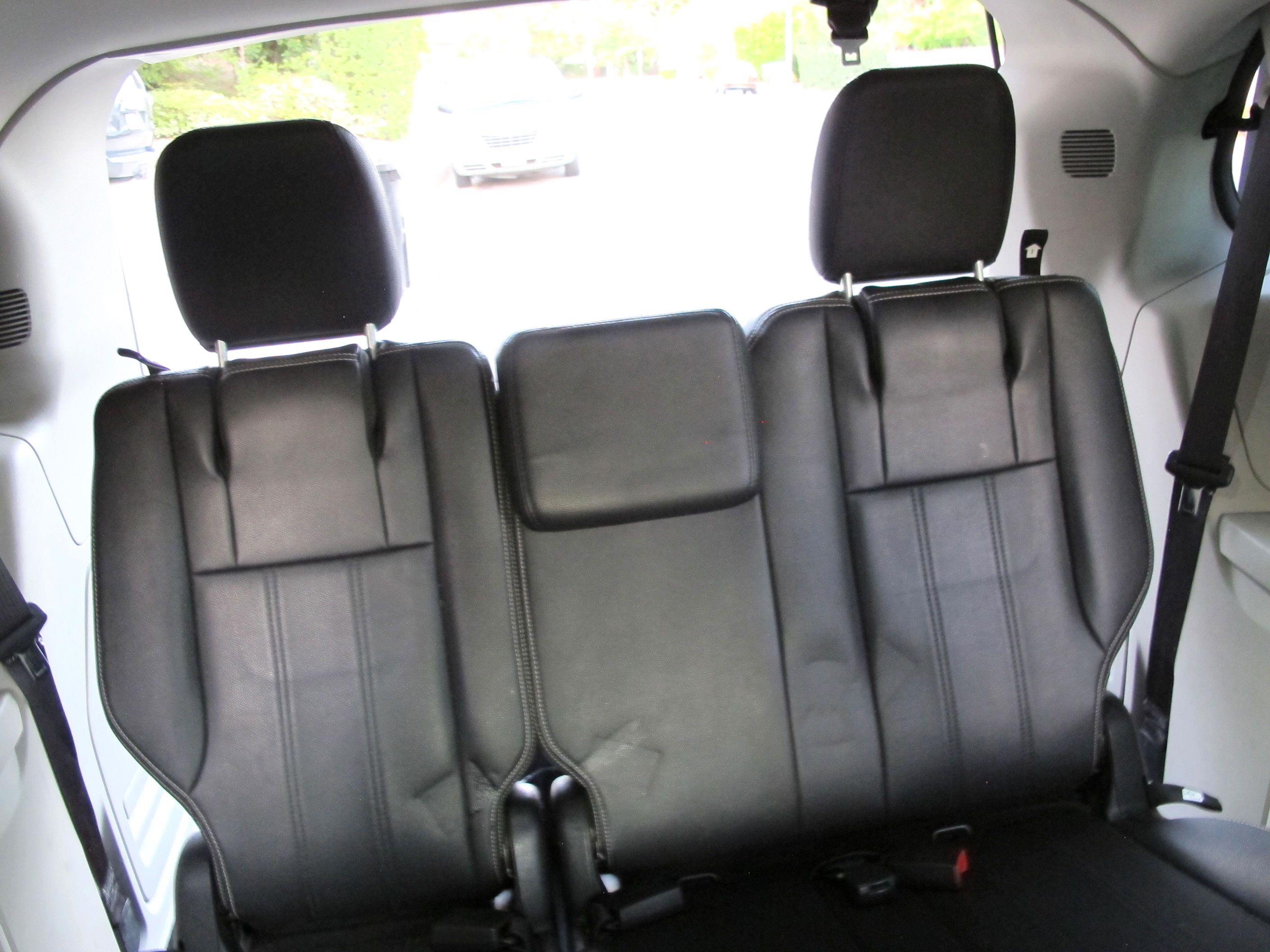 Used 2015 Chrysler Town & Country Touring FWD image 17