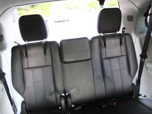 Used 2015 Chrysler Town & Country Touring image 18