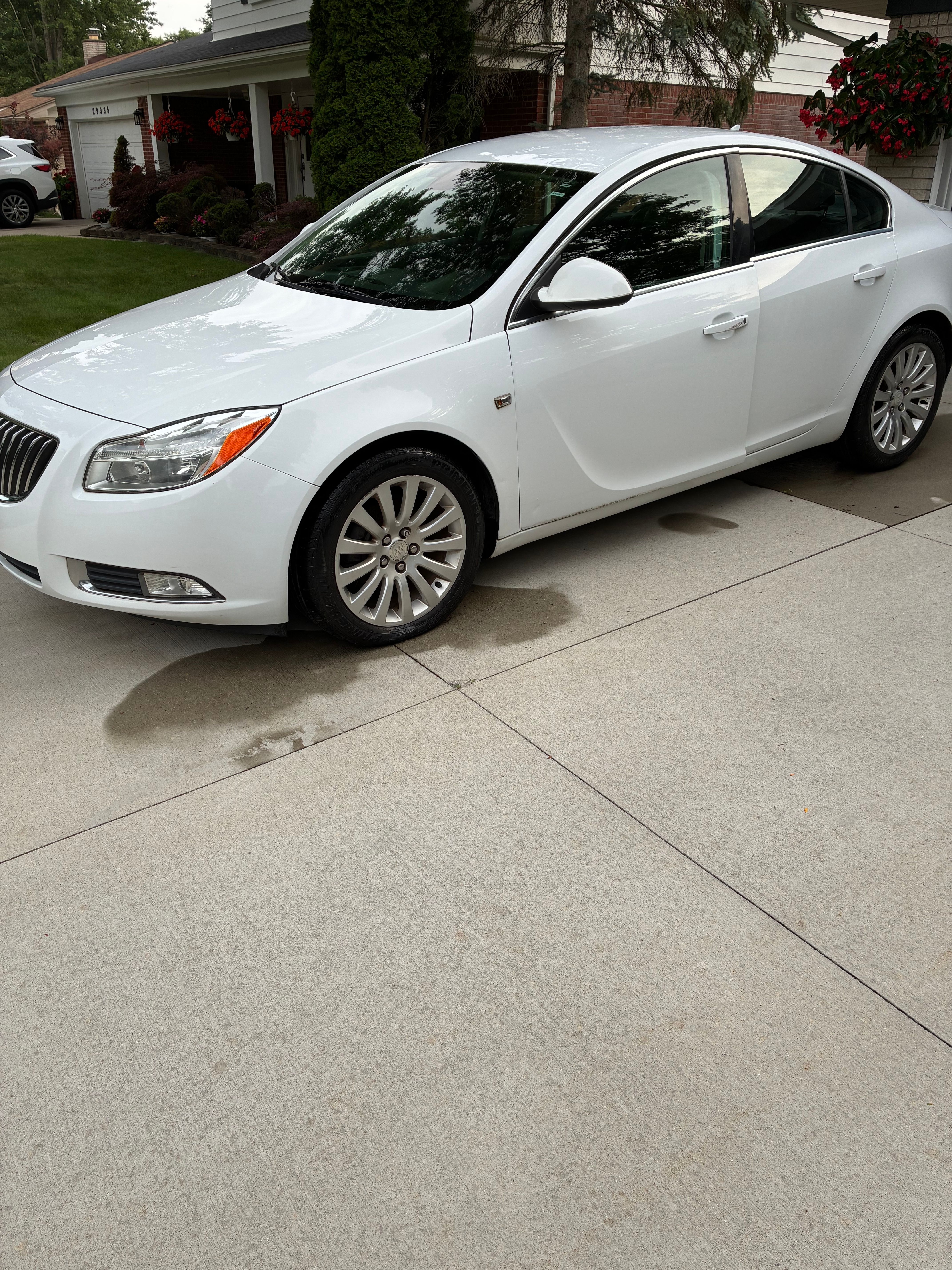 Used 2011 Buick Regal CXL FWD image 1