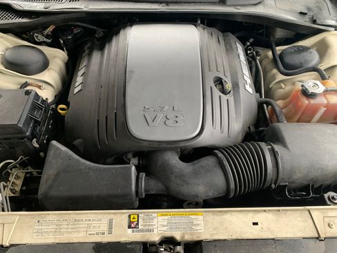 Used 2010 Chrysler 300 C w/ Luxury Group II image 5