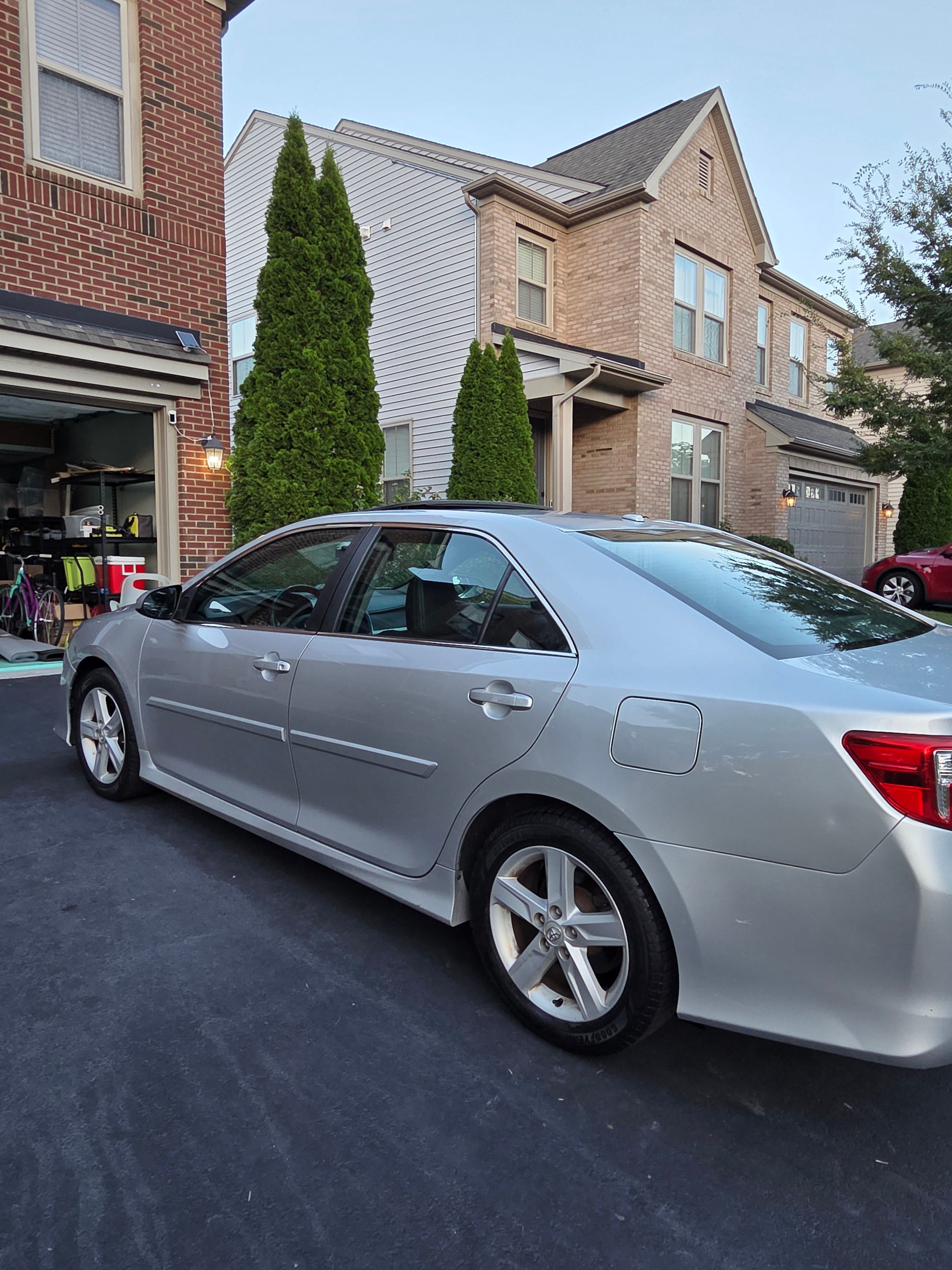 Used 2013 Toyota Camry SE w/ Leather Pkg FWD image 11