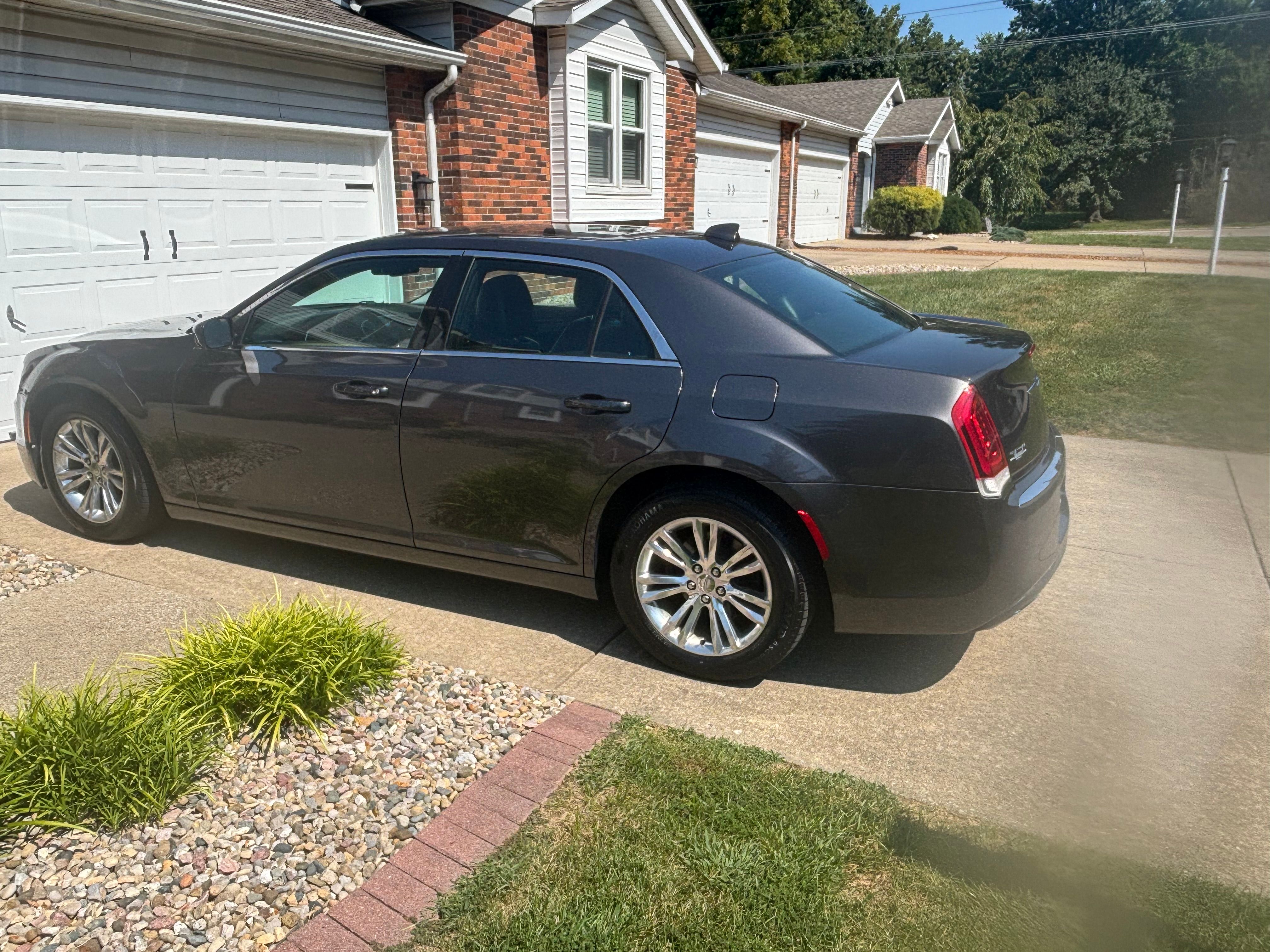 Used 2017 Chrysler 300 Limited w/ Value Package RWD image 4
