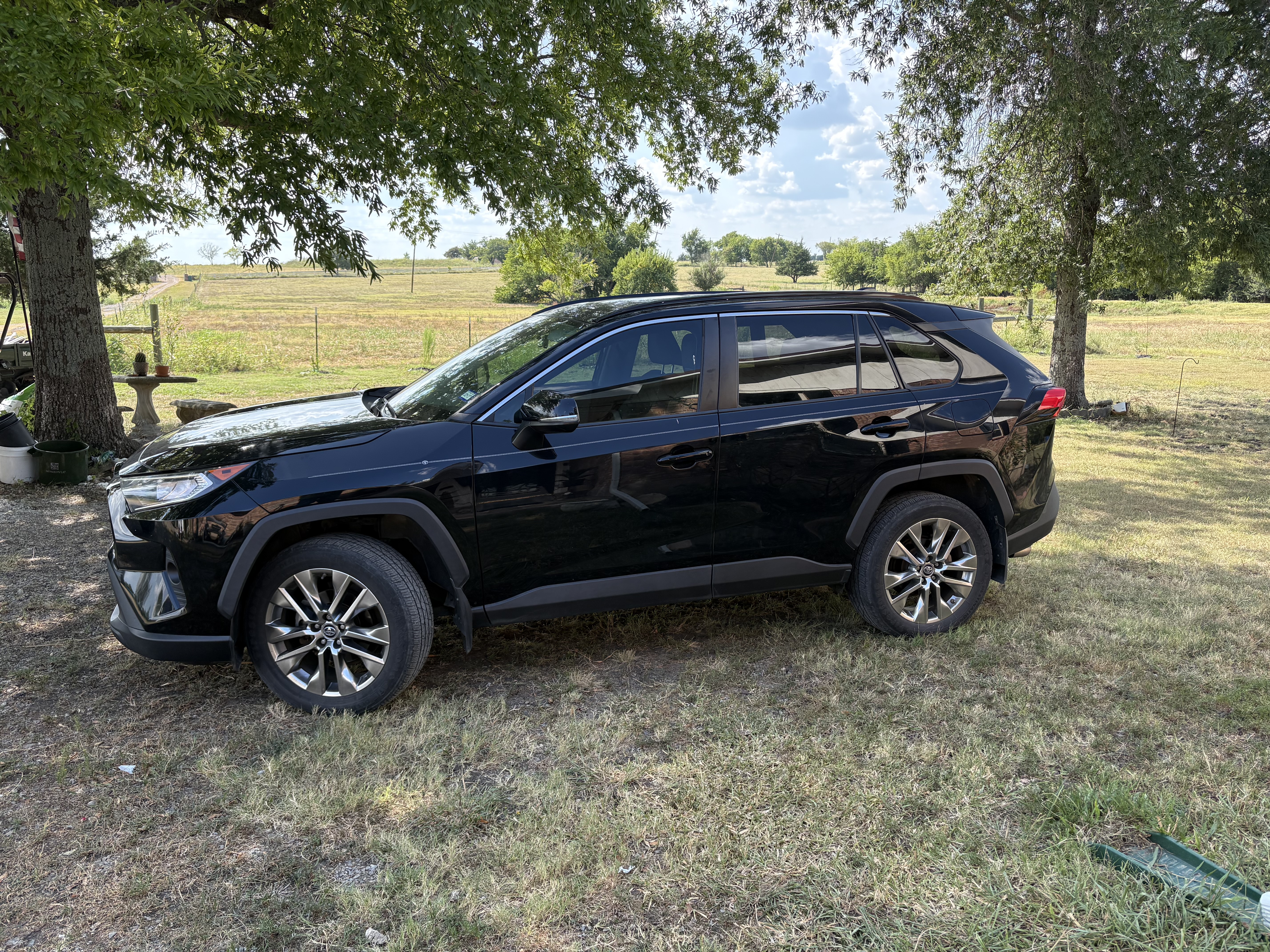 Used 2019 Toyota RAV4 XLE Premium FWD image 5