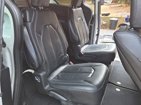 Used 2020 Chrysler Pacifica Touring-L Plus image 12