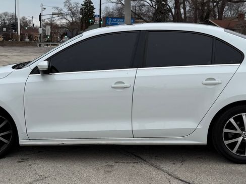 Used 2017 Volkswagen Jetta SE image 2
