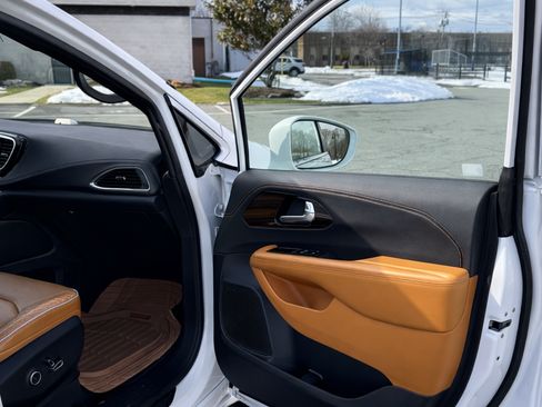 Used 2021 Chrysler Pacifica Pinnacle image 14