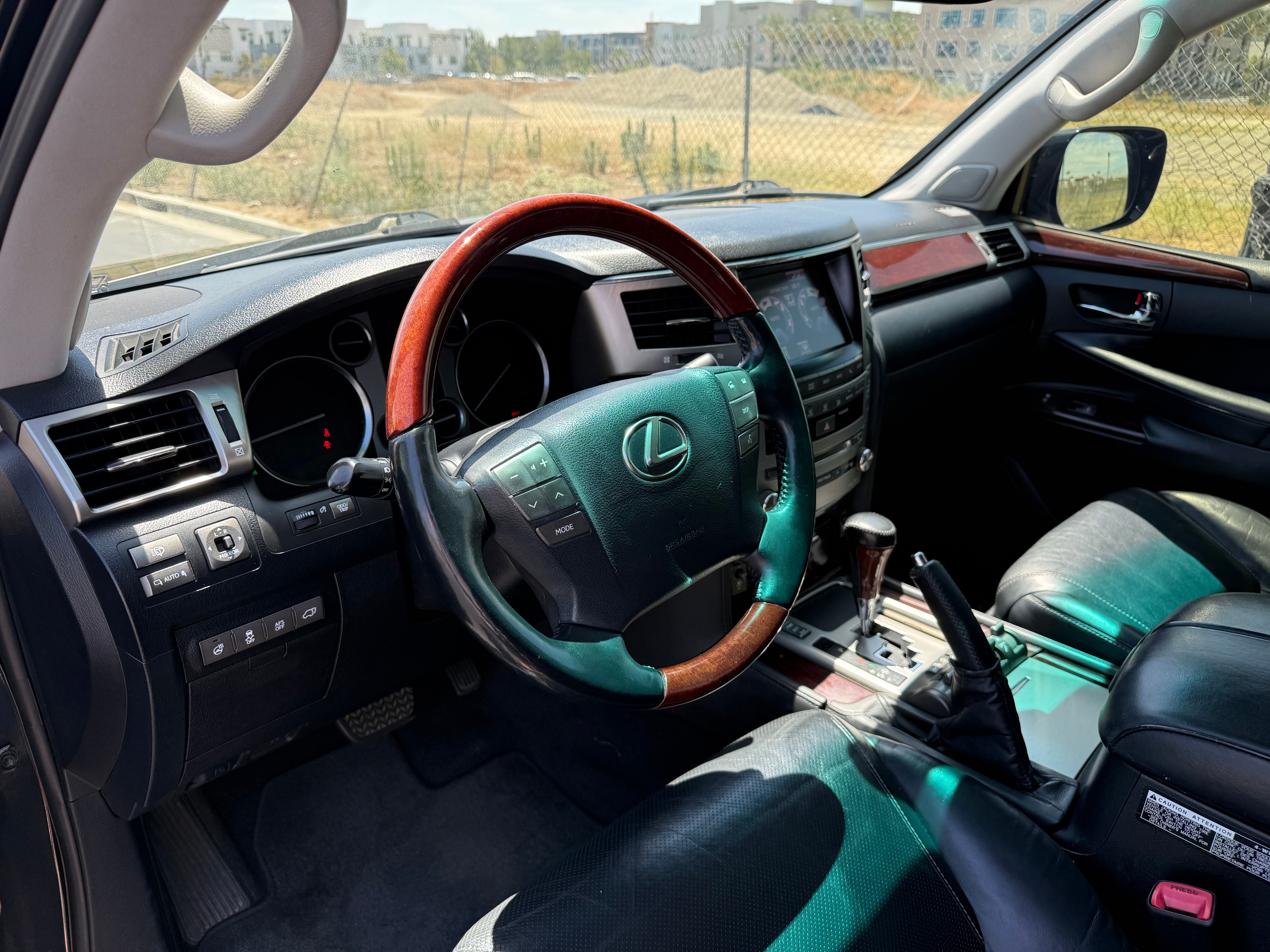 Used 2013 Lexus LX 570 4WD w/ Luxury Pkg image 21