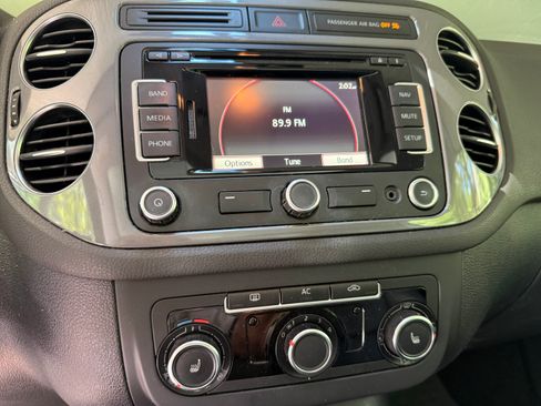 Used 2012 Volkswagen Tiguan SE AWD/4WD image 12
