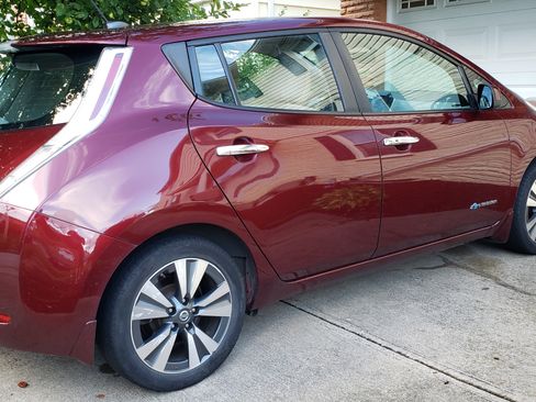 Used 2016 Nissan Leaf SV image 2
