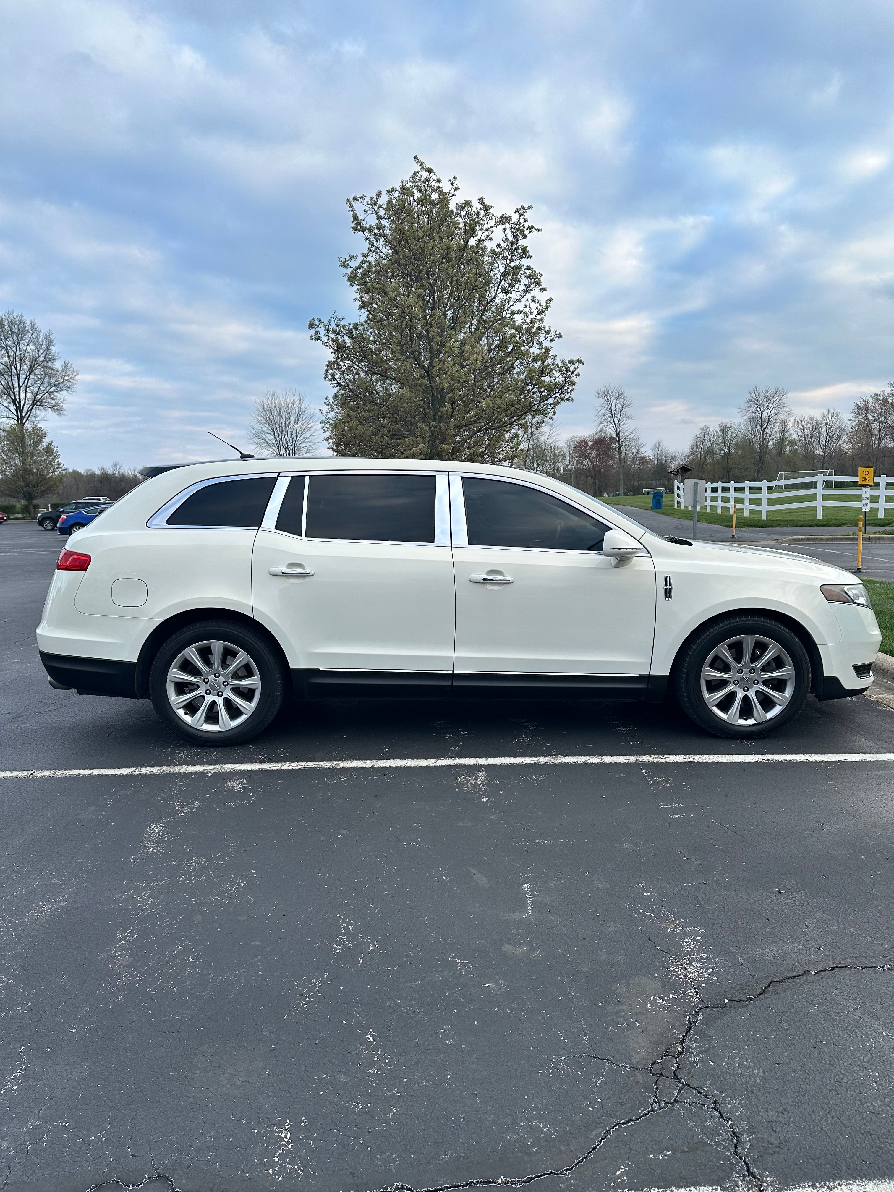 Used 2013 Lincoln MKT AWD image 4