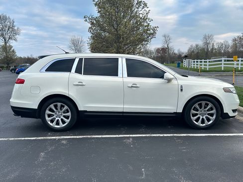 Used 2013 Lincoln MKT AWD image 4