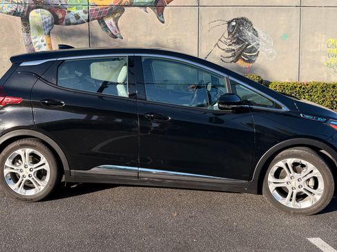 Used 2018 Chevrolet Bolt LT FWD image 2