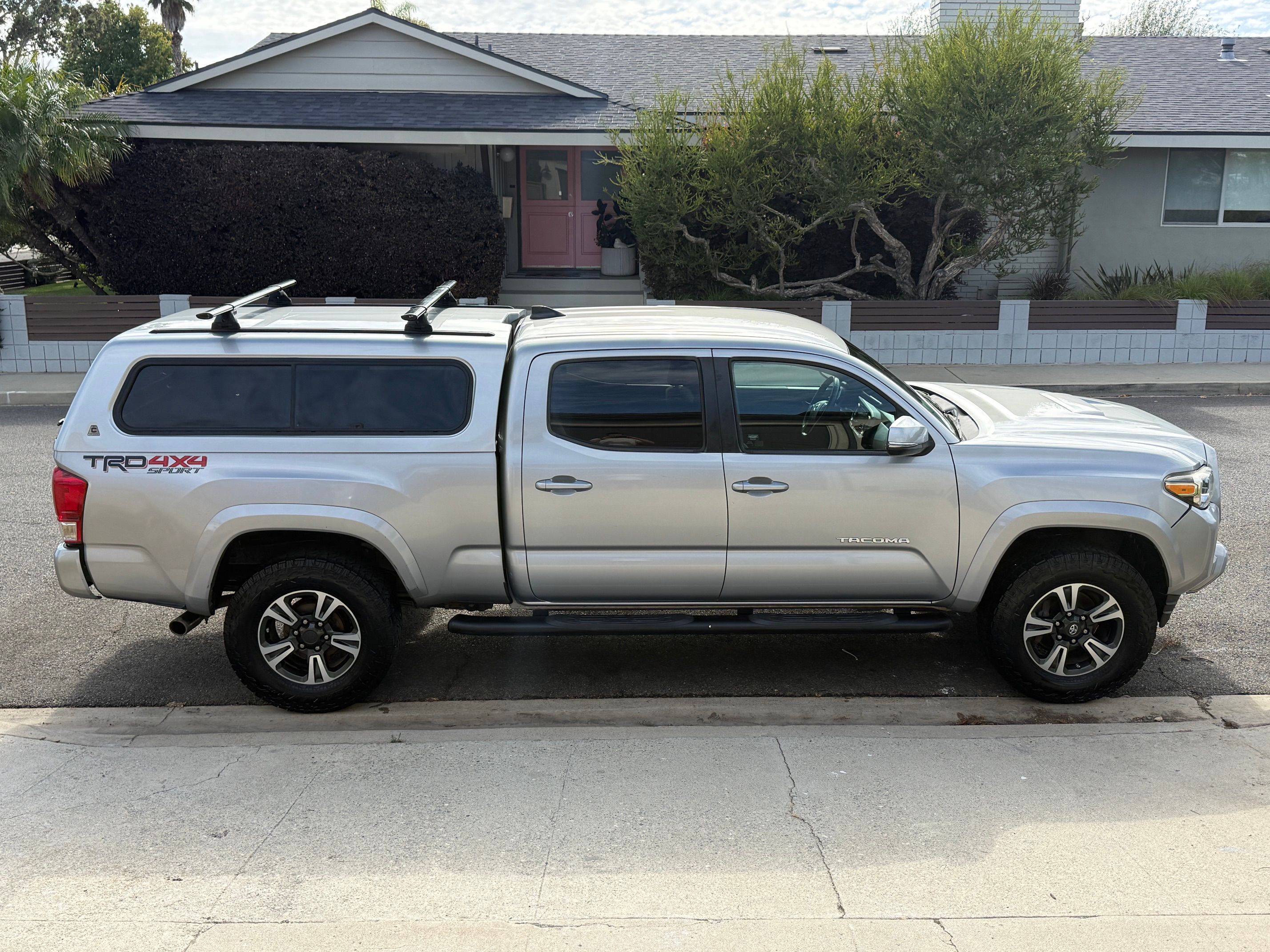 Used 2017 Toyota Tacoma TRD Sport w/ Exterior Package AWD/4WD image 4