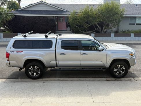 Used 2017 Toyota Tacoma TRD Sport w/ Exterior Package AWD/4WD image 4