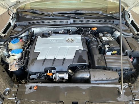 Used 2012 Volkswagen Jetta TDI FWD image 1