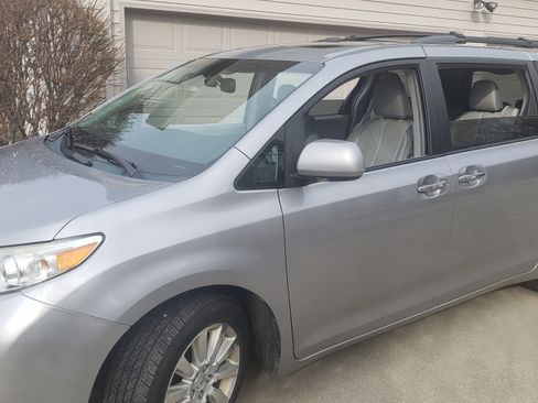 Used 2011 Toyota Sienna Limited image 1