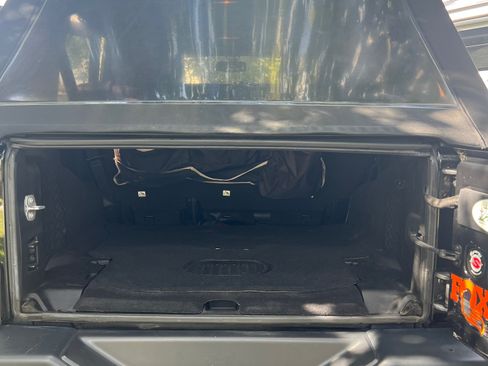 Used 2015 Jeep Wrangler Unlimited Rubicon image 16