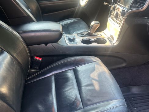 Used 2017 Jeep Grand Cherokee Limited AWD/4WD image 9