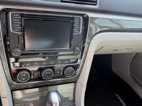 Used 2017 Volkswagen Passat 1.8T SE image 10