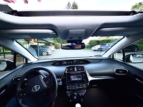 Used 2019 Toyota Prius XLE w/ Premium Convenience Package image 11