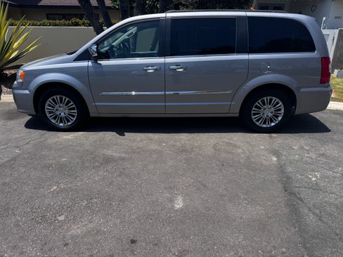 Used 2015 Chrysler Town & Country Touring-L w/ Driver Convenience Group FWD image 6