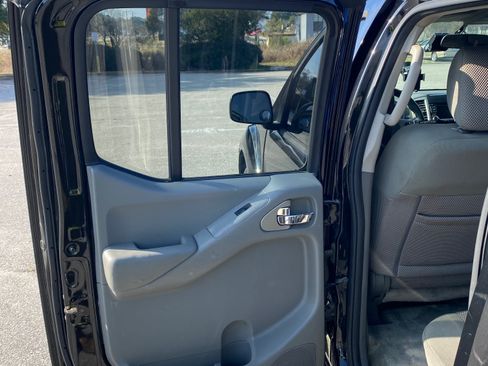 Used 2016 Nissan Frontier SV image 11