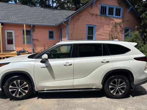 Used 2020 Toyota Highlander XLE FWD image 5