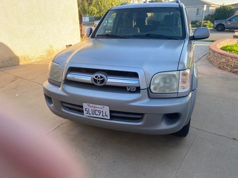 Used 2005 Toyota Sequoia SR5 w/ Convenience Pkg image 9