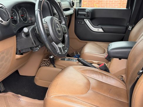 Used 2014 Jeep Wrangler Unlimited Sahara w/ Dual Top Group AWD/4WD image 5