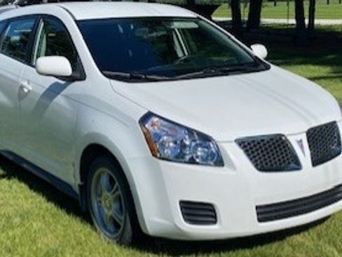 Used 2009 Pontiac Vibe w/ Preferred Package FWD image 2