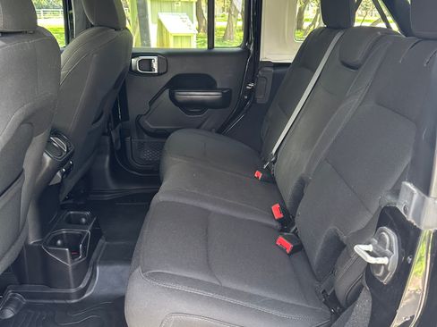 Used 2018 Jeep Wrangler Unlimited Sport S AWD/4WD image 17