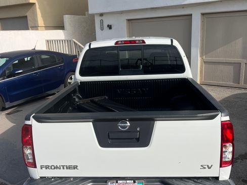 Used 2017 Nissan Frontier SV RWD image 2