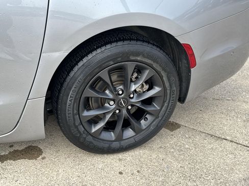 Used 2021 Chrysler Pacifica Touring-L w/ Uconnect Theater Family Group image 15