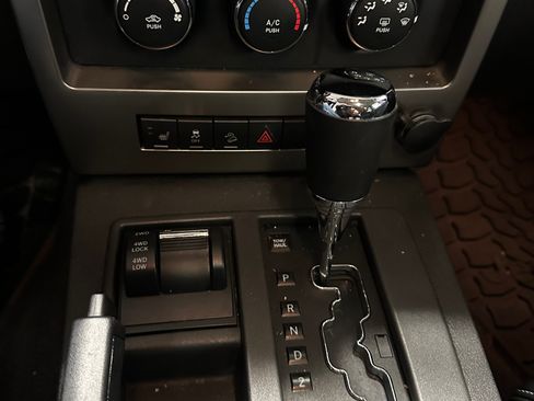 Used 2012 Jeep Liberty Sport image 2