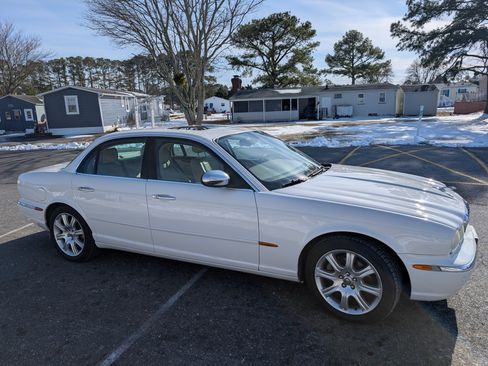 Used 2004 Jaguar XJ8 Vanden Plas Sedan 4D image 5