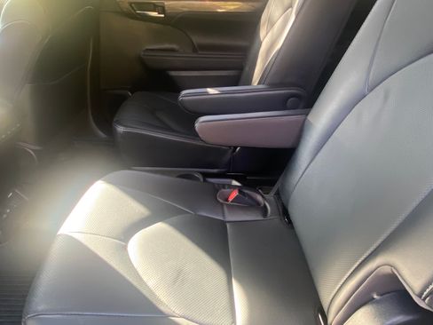 Used 2023 Toyota Highlander Platinum image 12