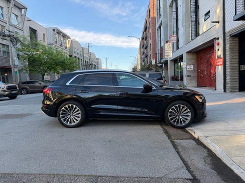 Used 2019 Audi e-tron Prestige w/ Prestige Package image 2