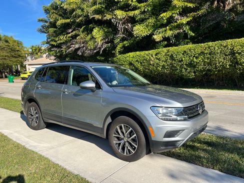 Used 2019 Volkswagen Tiguan SE w/ Panoramic Sunroof Package image 11
