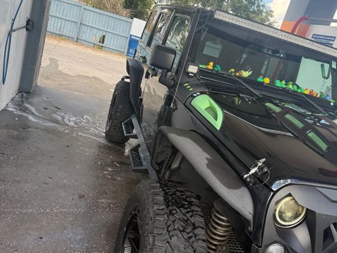 Used 2017 Jeep Wrangler Unlimited Sahara w/ Connectivity Group image 8