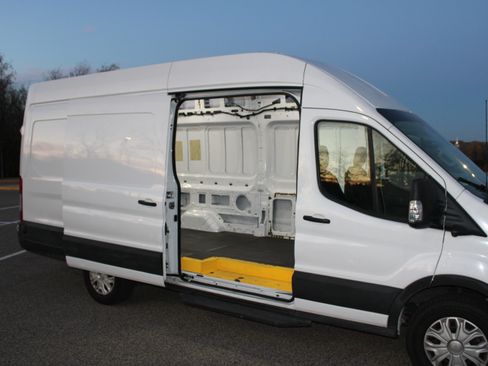 Used 2022 Ford E-Transit 148 High Roof Extended image 10