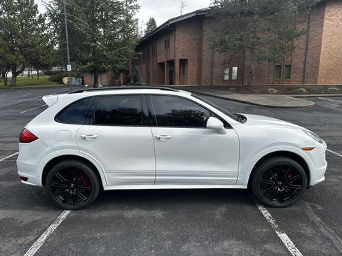 Used 2013 Porsche Cayenne Turbo w/ Sportdesign Pkg w/Side Skirts image 38