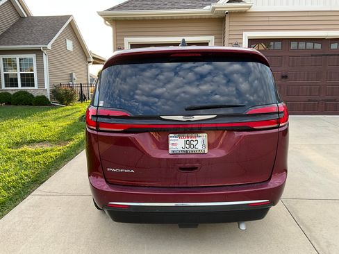 Used 2023 Chrysler Pacifica Touring-L image 4