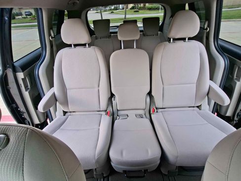 Used 2019 Kia Sedona LX image 27