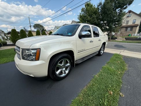 Used 2013 Chevrolet Avalanche LTZ AWD/4WD image 8